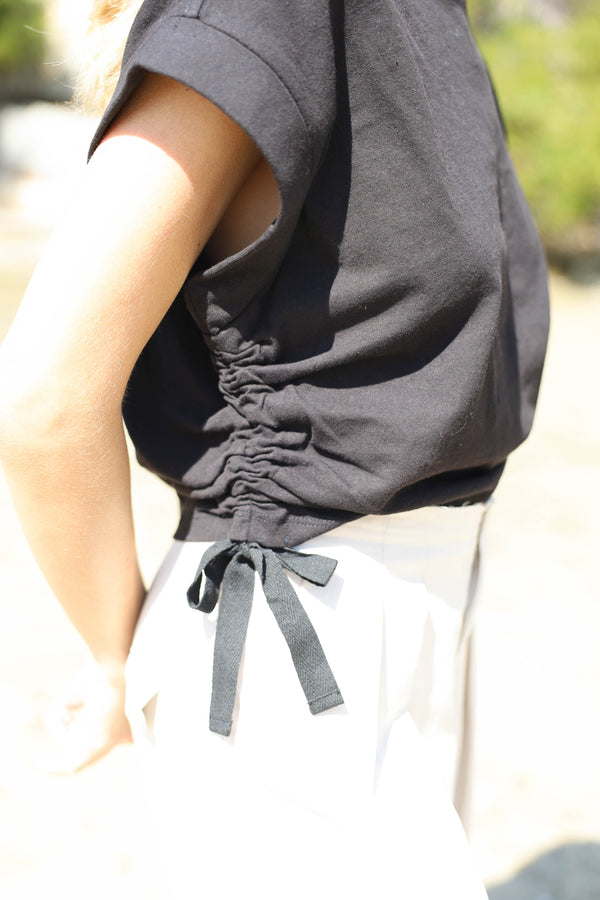 black scrunch side tee